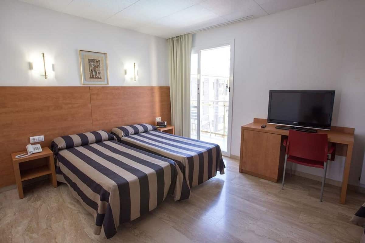 Minibar, desk, WiFi (free), bed sheets