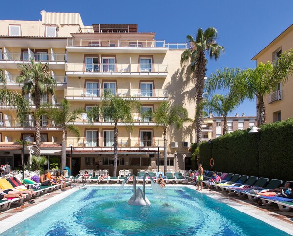 Outdoor pool, pool loungers