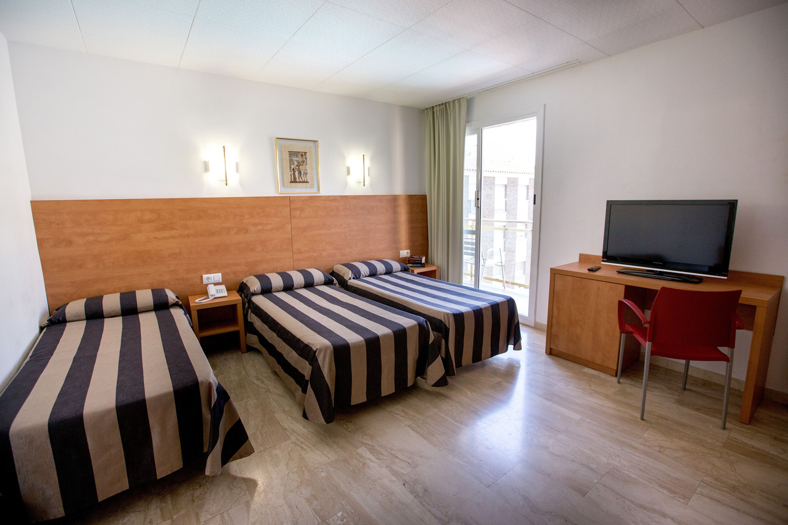 Minibar, escritorio, wifi gratis y ropa de cama 