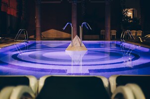 Una piscina al aire libre, sillones reclinables de piscina