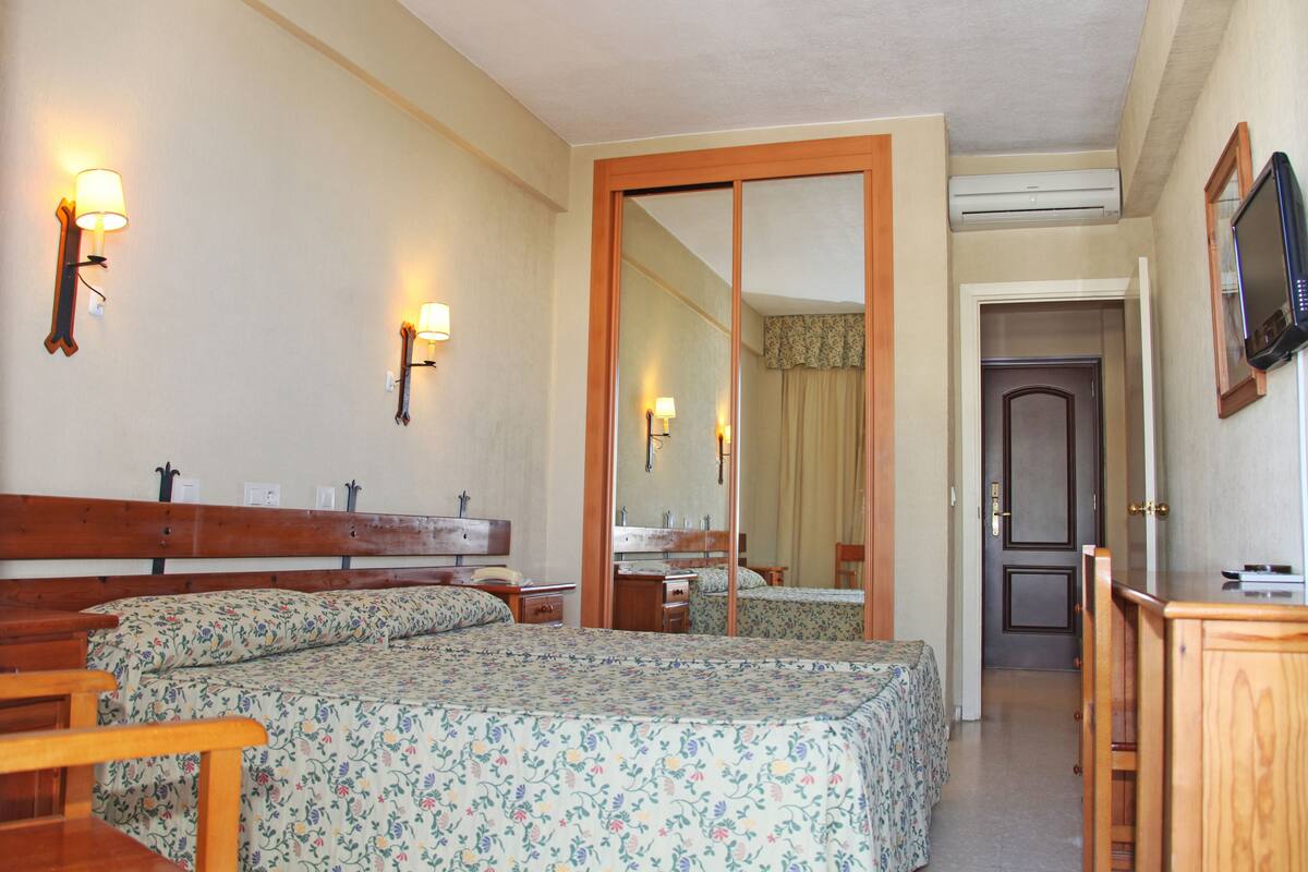 Habitación doble de uso individual, terraza | Caja fuerte, escritorio, cunas gratuitas y camas supletorias