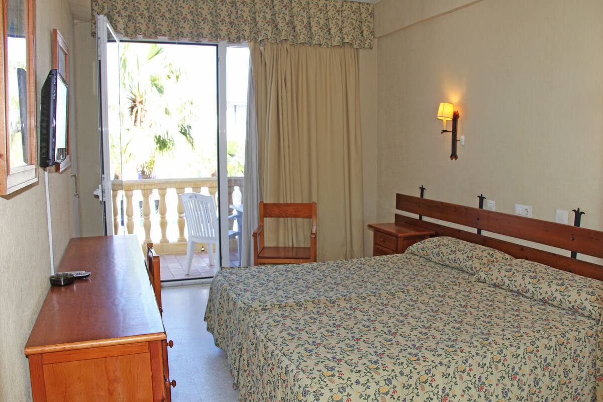 Habitación con 1 cama doble o 2 individuales, terraza | Caja fuerte, escritorio, cunas gratuitas y camas supletorias