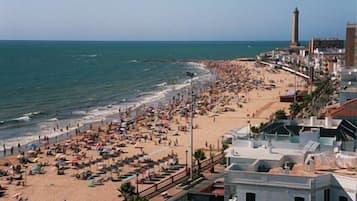 Plage à proximité, sable blanc, chaises longues, parasols