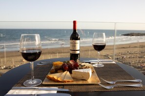 Breakfast, lunch, dinner served; international cuisine 