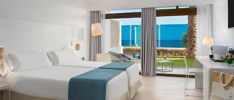 ميني بار وخزنة داخل الغرفة ومكتب وستائر تعتيم