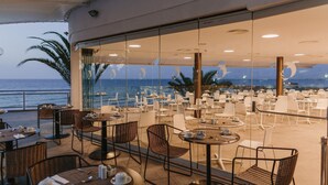 An outdoor dining area with tables and chairs, overlooking the sea. - Don Gregory by Dunas, Adults Only (San Bartolomé de Tirajana)