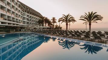 2 kolam renang outdoor, dengan payung kolam renang dan kursi berjemur