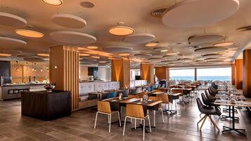 Phục vụ bữa sáng, bữa trưa, bữa tối, món ăn mang phong cách quốc tế