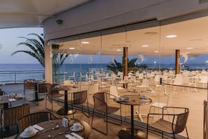 Breakfast, lunch, dinner served; international cuisine - Don Gregory by Dunas, Adults Only (San Bartolomé de Tirajana)