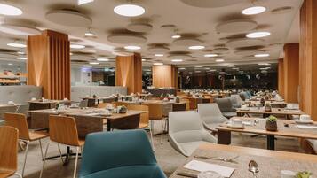 Phục vụ bữa sáng, bữa trưa, bữa tối, món ăn mang phong cách quốc tế