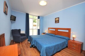 Safe på rommet, blendingsgardiner og barnesenger (inkludert)