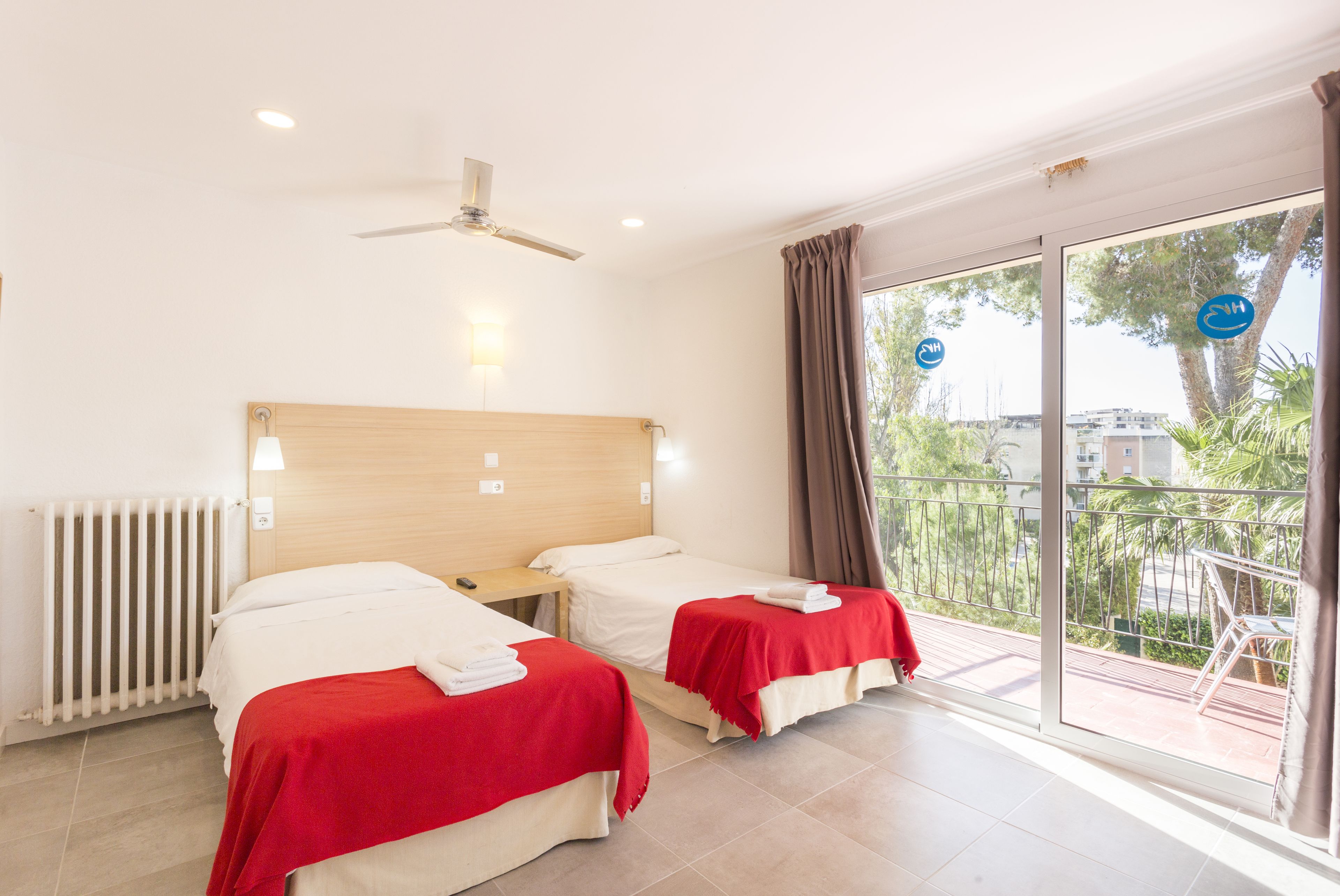 Grand Twin kamer, uitzicht op zwembad | Een bureau, een laptopwerkplek, verduisterende gordijnen