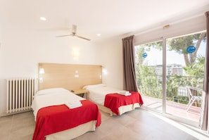 Grand-Zweibettzimmer, Poolblick | Schreibtisch, laptopgeeigneter Arbeitsplatz, Verdunkelungsvorhänge