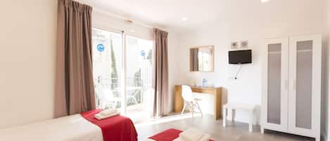 Tomannsrom – grand, bassengutsikt | Skrivebord, skrivebord for bærbar PC og blendingsgardiner