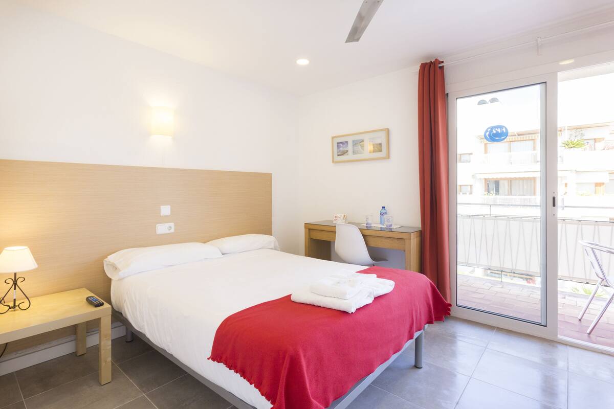 Habitación doble, balcón | Escritorio, espacio para trabajar con un portátil, cortinas opacas