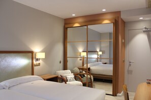Double or Twin Room | Free WiFi, bed sheets - Hotel Carreño (Oviedo)