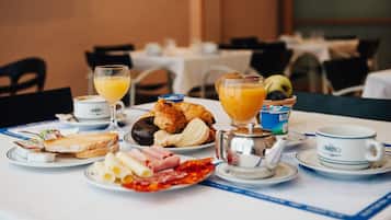 Desayuno continental diario (EUR 6 por persona)