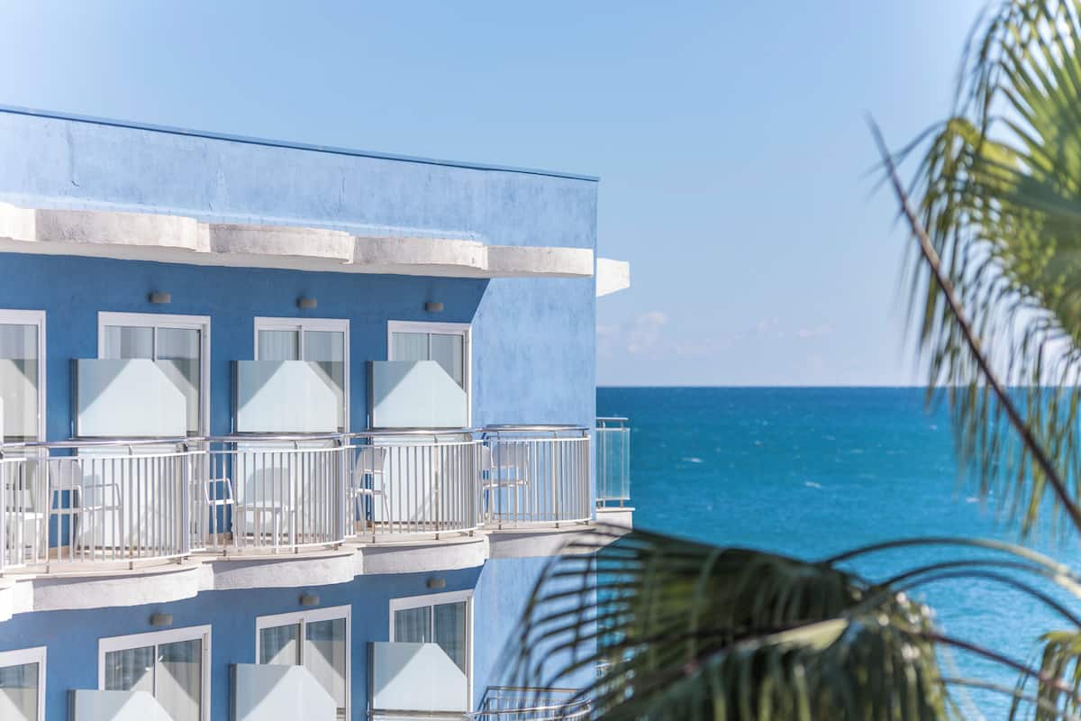 Een minibar, een bureau, verduisterende gordijnen, gratis wifi