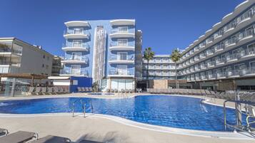 Piscine extérieure, chaises longues