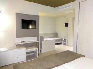 FAMILIAR 2+2 | Minibar, desk, blackout drapes, free WiFi