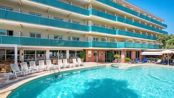 Piscine couverte, piscine extérieure, parasols de plage, chaises longues