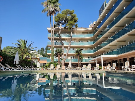 Una piscina techada, una piscina al aire libre, sombrillas. Hotel Canada Palace
