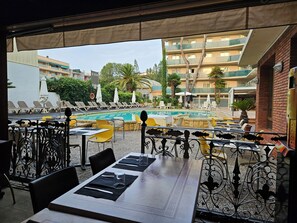 Outdoor dining - Hotel Canada Palace (Calafell)