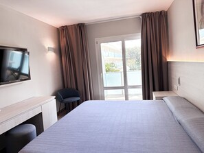 In-room safe, desk, blackout curtains, cots/infant beds - Hotel Canada Palace (Calafell)