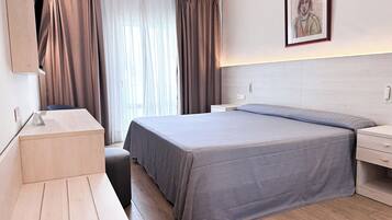 Habitación superior, terraza, vistas a la piscina | Caja fuerte, escritorio, cortinas opacas y cunas (de pago)