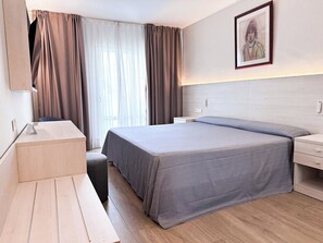 In-room safe, desk, blackout curtains, cots/infant beds - Hotel Canada Palace (Calafell)
