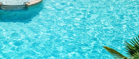Piscine couverte, piscine extérieure, parasols de plage, chaises longues