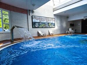 Inomhuspool, utomhuspool, parasoller och solstolar