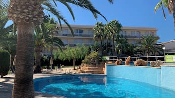 Εποχική εξωτερική πισίνα, ξαπλώστρες