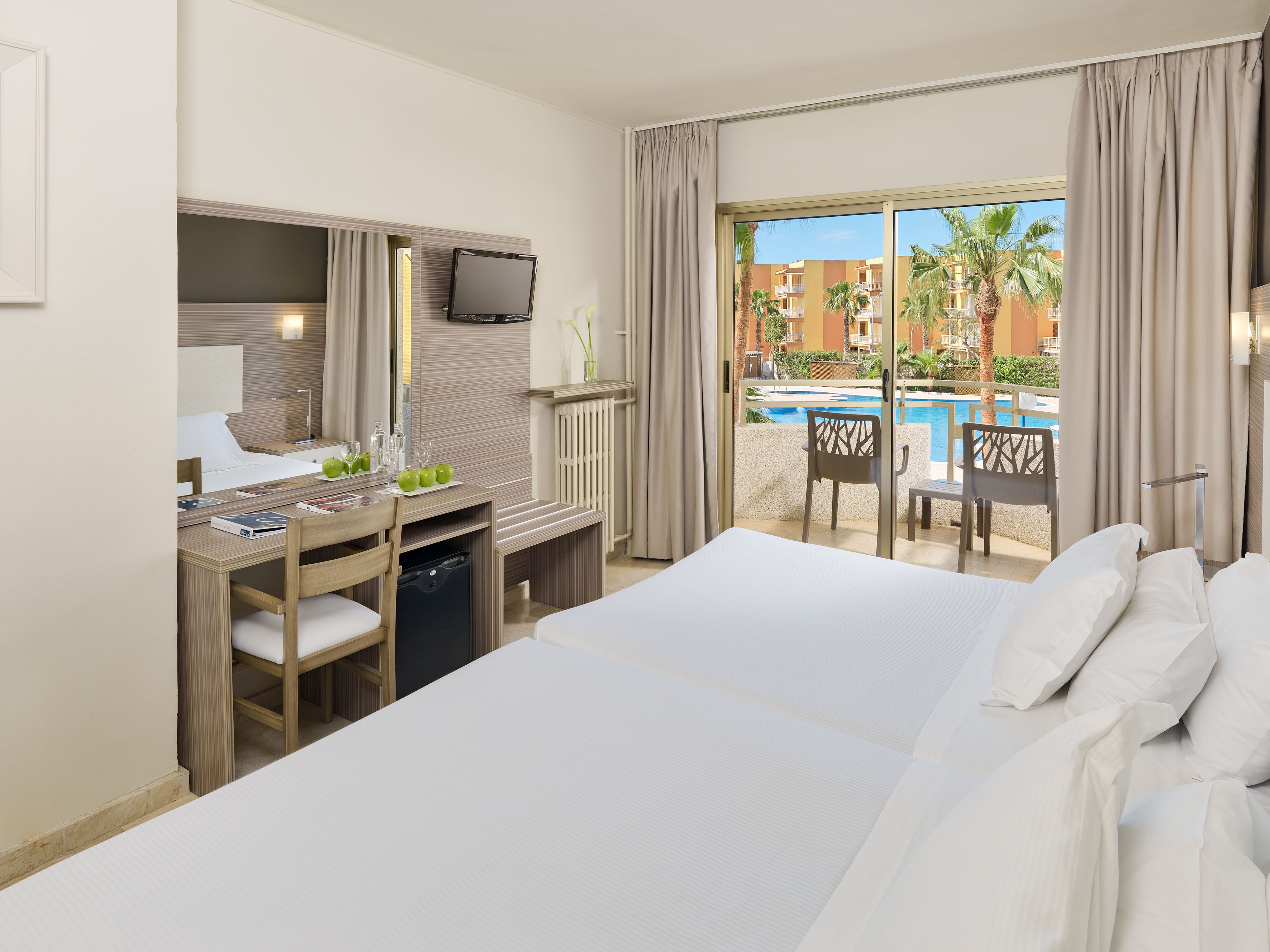 Familie tweepersoonskamer (Economy, 2 adults + 2 children) | Een minibar, een kluis op de kamer, een bureau, gratis wifi