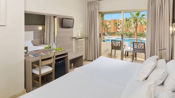 Familie tweepersoonskamer (Economy, 2 adults + 2 children) | Een minibar, een kluis op de kamer, een bureau, gratis wifi