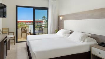 Een minibar, een kluis op de kamer, een bureau, gratis wifi