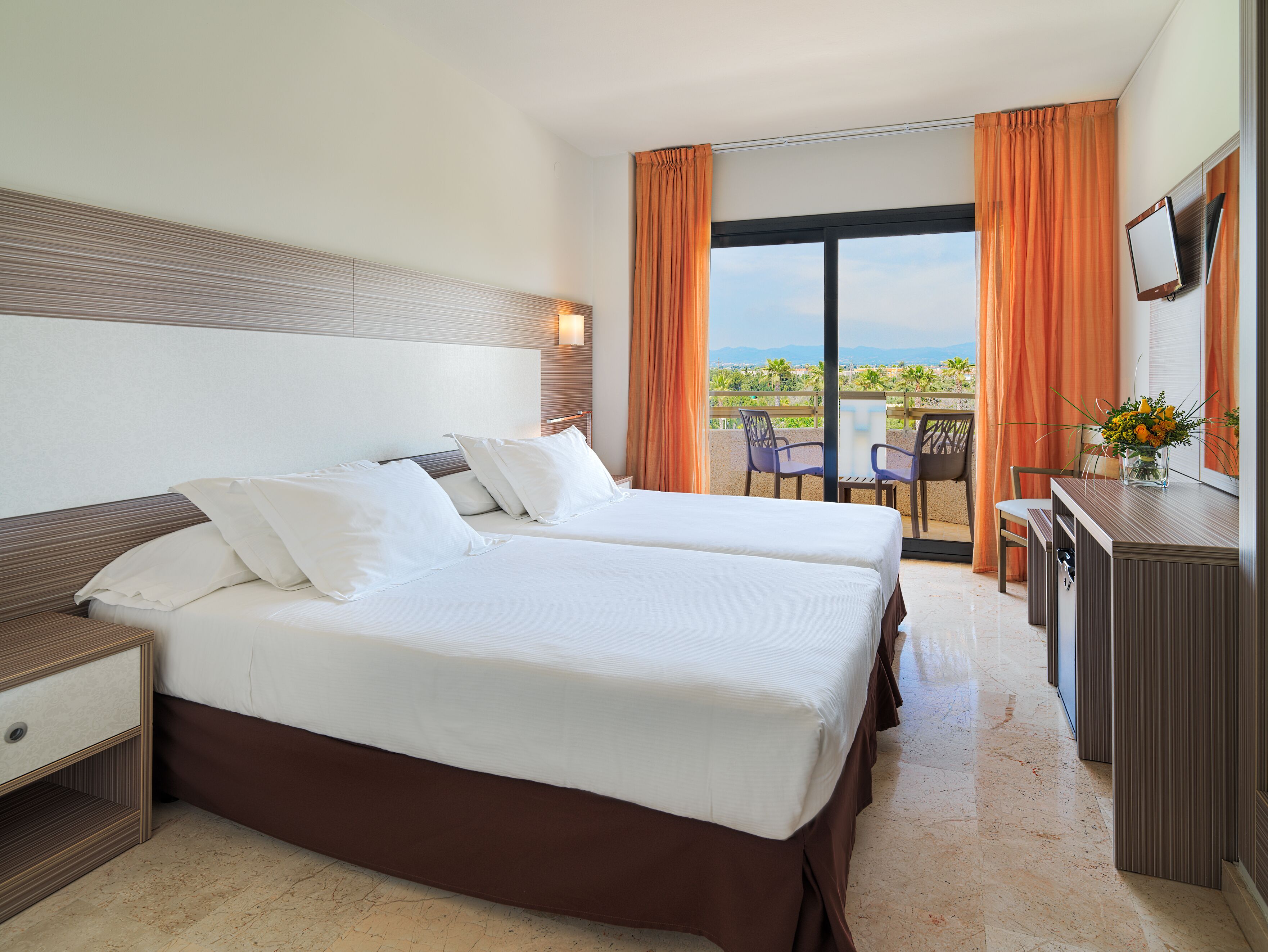 Minibar, két bảo mật tại phòng, bàn 