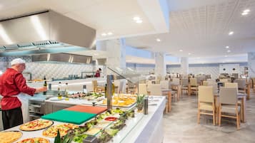 Se sirven desayunos, almuerzos y cenas (con vistas a la piscina)