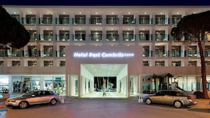 A multi-story hotel with a modern facade, balconies, and a well-lit entrance. - Hotel Best Cambrils (Cambrils)