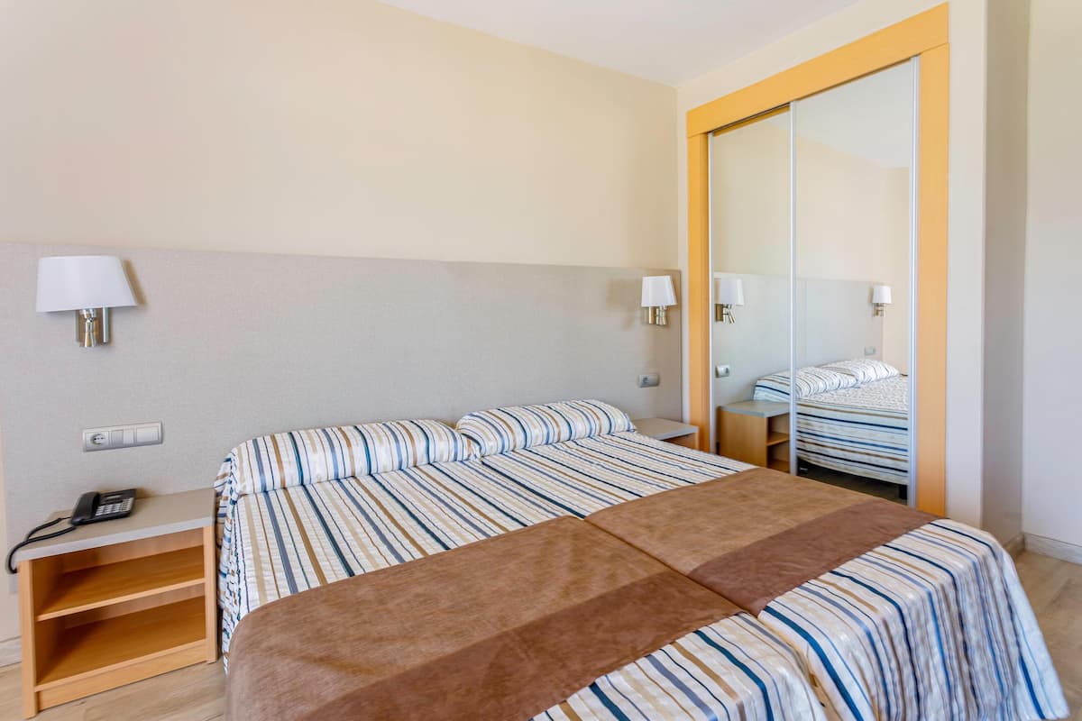 Standard Room 2 adults | 1 bedroom, minibar, in-room safe, desk