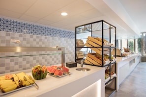 Déjeuner, dîner et souper servis sur place, vue sur la piscine 