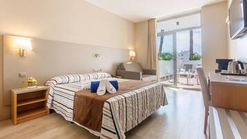 Een minibar, een kluis op de kamer, een bureau, gratis wifi