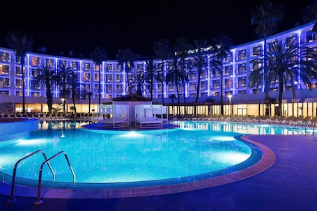Outdoor pool, pool umbrellas, sun loungers. Hotel Best Cambrils