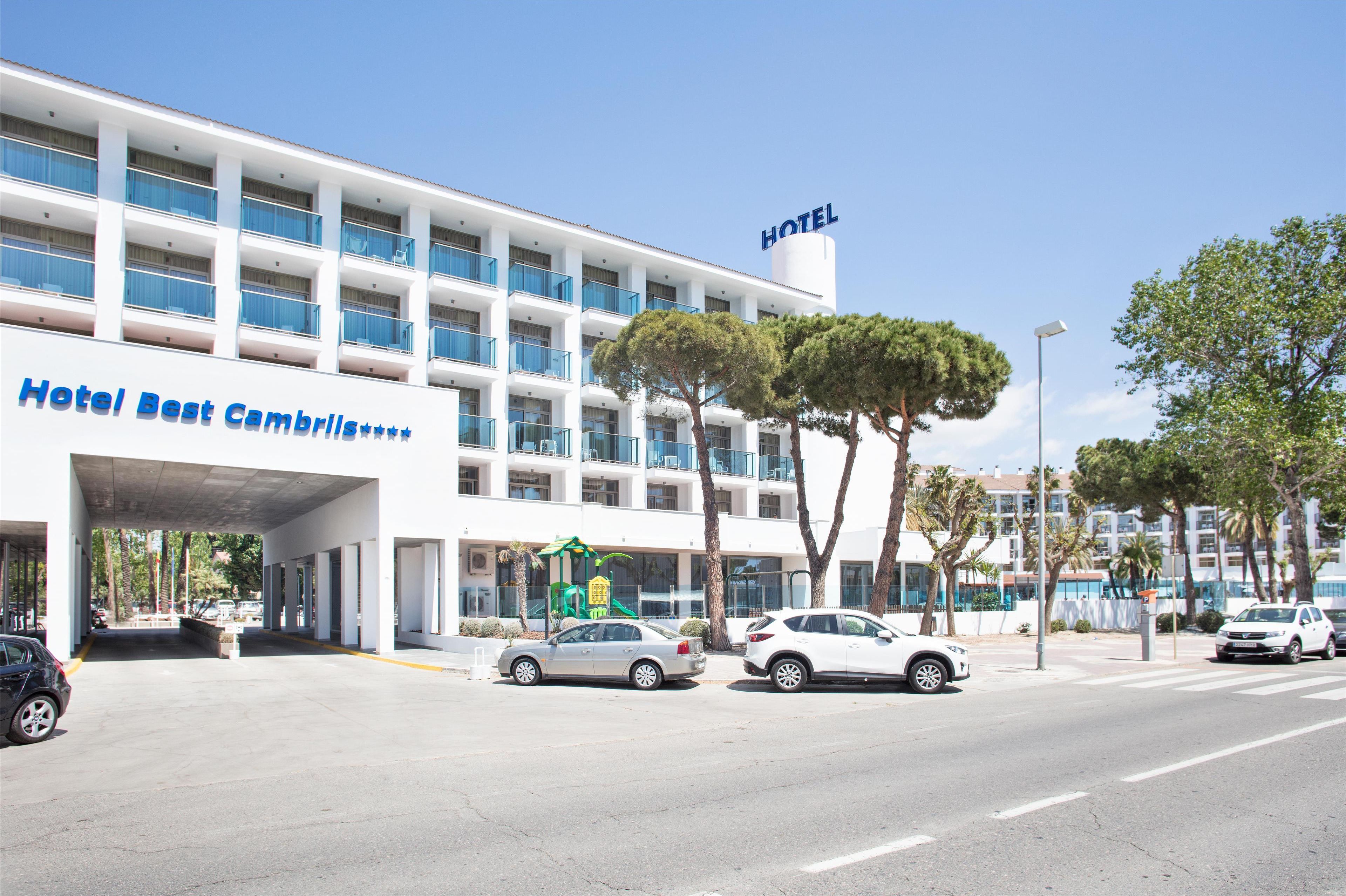 A hotel with a white facade, multiple balconies, and a sign reading "Hotel Best Cambrils."