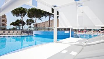 Piscine extérieure, parasols de plage, chaises longues