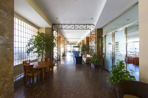 Interior - Cosmopol (Laredo)