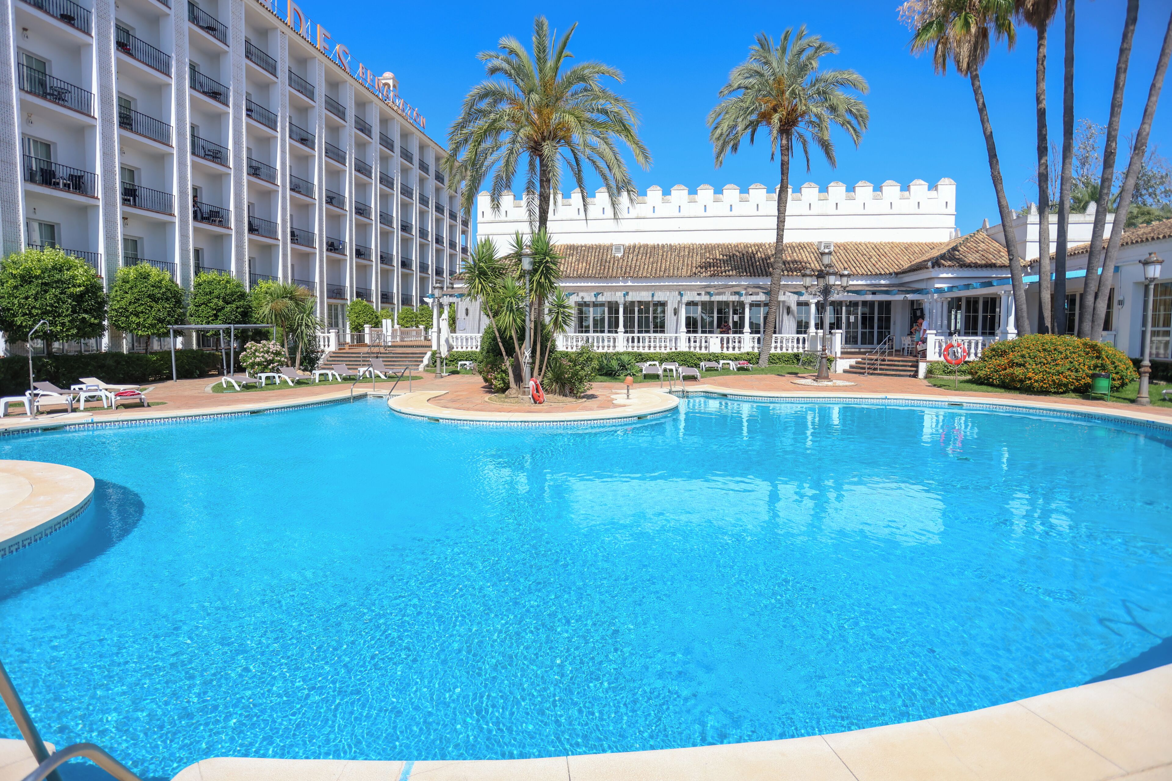 Seasonal outdoor pool, pool umbrellas
