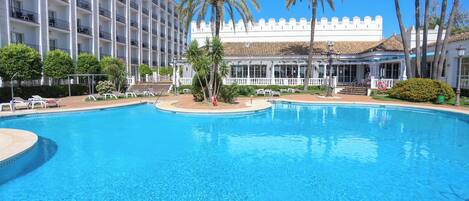 Seasonal outdoor pool, pool umbrellas