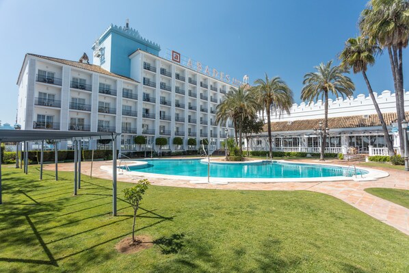 Alberca al aire libre por temporada y sombrillas en la alberca 