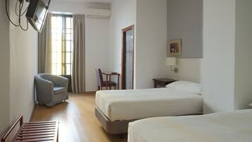 Driepersoonskamer | Een kluis op de kamer, een bureau, gratis wifi